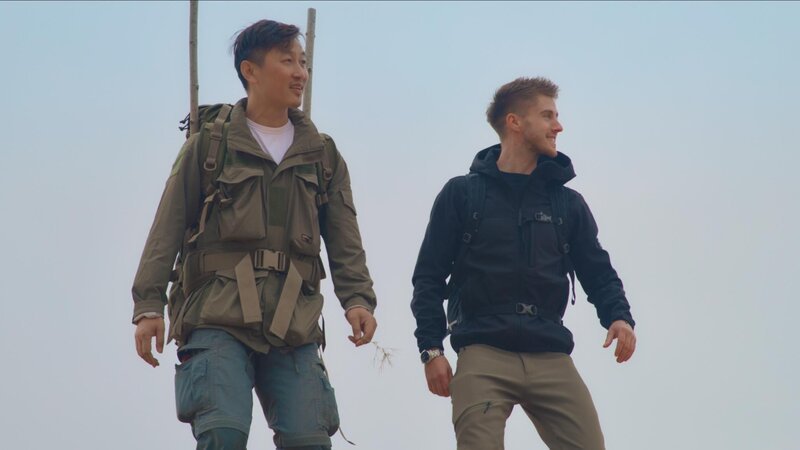 Ash Dykes (r.) mit Herrn Wu Xinlei (Überlebensexperte) in der Maowusu-Wüste in der Stadt Yulin – Bild: RTL /​ CICC & CMG 2023