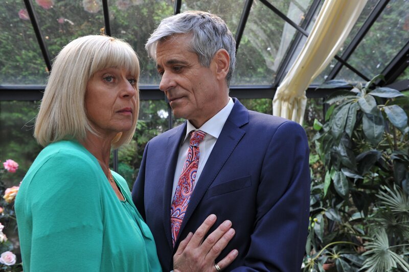 Charlotte (Mona Seefried, l.); Friedrich (Dietrich Adam, r.) – Bild: Ann Paur