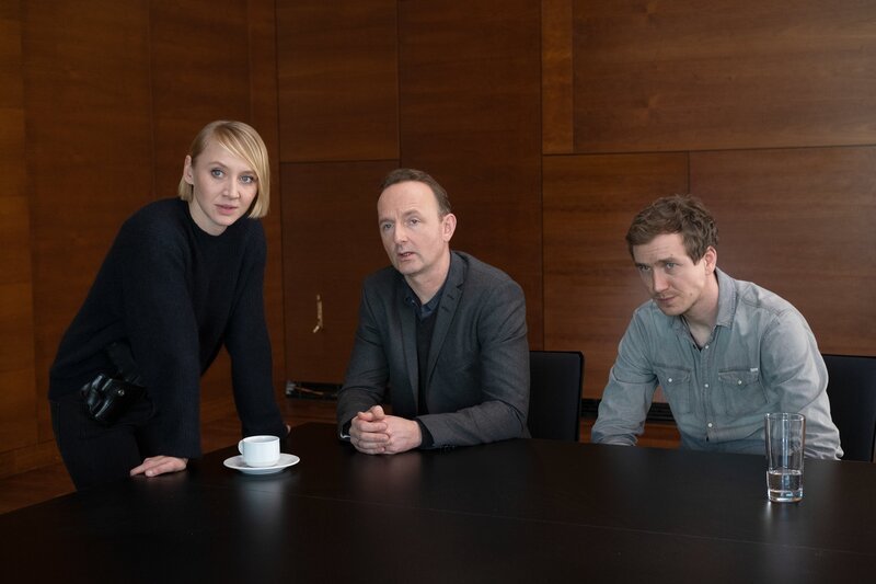 Nora Weiss (Anna Maria Mühe, l.) kommt im LKA an, und der Fall wird noch mal mit den Kollegen Jan Geissler (Peter Jordan, M.) und Simon Brandt (Jan Krauter, r.) aufgearbeitet. – Bild: Christine Schroeder /​ ZDF