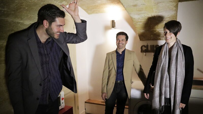 Eine Familie lässt Vancouver hinter sich und beginnt einen Neustart in Bordeaux, der französischen Hauptstadt des Weins. Hier setzt Leagh auf eine neue Karriere und möchte sein umfassendes Wissen über Wein teilen. Sie suchen nach einem neuen Zuhause, doch ihr Budget grenzt die Wohnungssuche ein. – Bild: HGTV