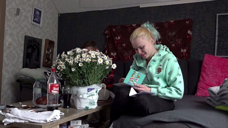 S13E02: Cindy hat in ihren 25. Geburtstag hineingefeiert und trägt nun in Ostfriesland den Spitznamen „alte Schachtel“ – ein Ausdruck, der unverheirateten Frauen ab diesem Alter gilt, aber liebevoll gemeint ist. Sie nimmt es mit Humor und freut sich über die Glückwünsche. Sandra und ihre Familie bringen zur Feier auch den inzwischen bekannten Honig. – Bild: RTLZWEI