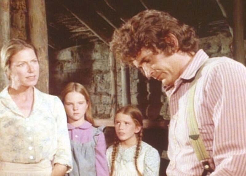 Caroline (Karen Grassle, l.), Mary (Melissa Sue Anderson, 2.v.r.) und Laura (Melissa Gilbert) versuchen, Charles (Michael Landon, r.) zu überzeugen. – Bild: Worldvision