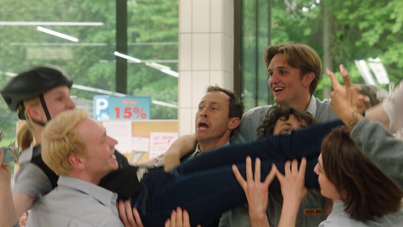 L-R: Pina (Klara Lange), Titus (Bruno Alexander), Thorsten (Marc Hosemann), Peter (Ludger Bökelmann), Samy (David Ali Rashed), Lisa (Lisa-Marie Koroll) – Bild: Amazon