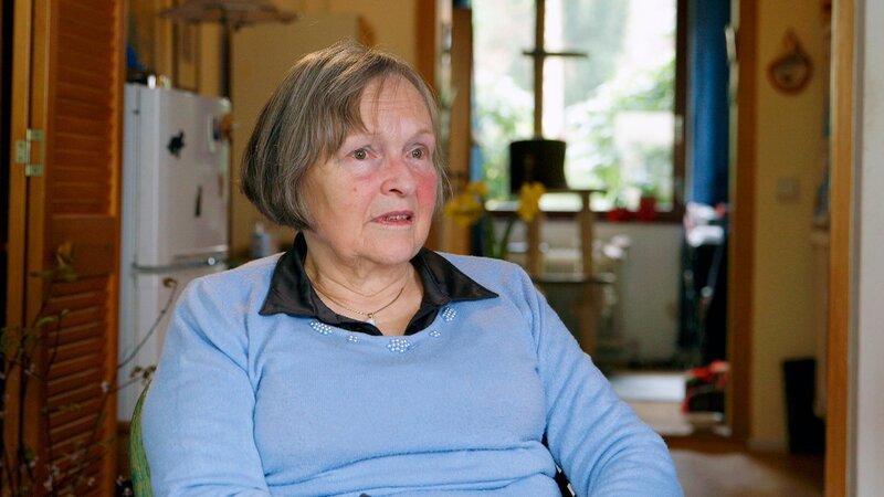 Saskia von Brockdorff, deren Mutter wegen ihrer Mitgliedschaft in der „Roten Kapelle“ 1943 in Berlin-Plötzensee enthauptet wurde. – Bild: HR/​Kick-Film/​Jörg Bundschuh