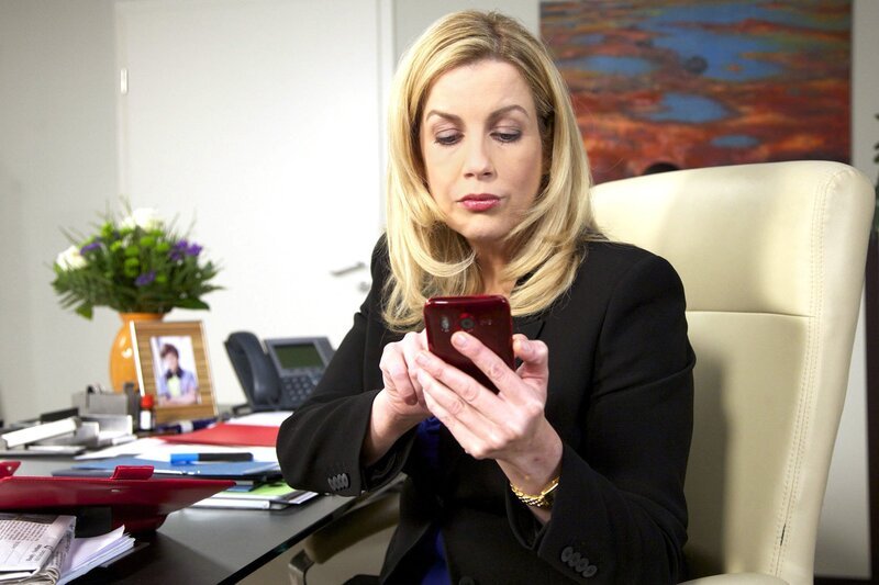 In einer Besprechung entwendet Sarah Marquardt (Alexa Maria Surholt) mit einem simplen Trick das Mobiltelefon von Vera Bader, der Assistentin des Gesundheitsdezernenten. Sarah glaubt fest daran, nun endlich die Beweise für die intrigante Vergabe des Bauchchirurgiezentrums zu finden und somit Vera Baders Bestechung mit handfesten Argumenten untermauern zu können. – Bild: MDR/​Wernicke