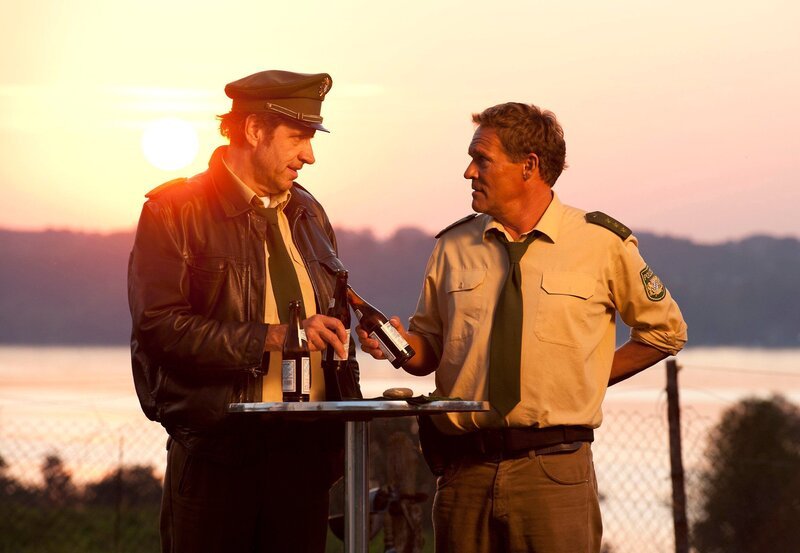Hubert „Hubsi“ (Christian Tramitz, r.) und  Staller (Helmfried von Lüttichau, l.) genehmigen sich ein Feierabendbier. – Bild: ARD/​TMG, Katrin Krammer