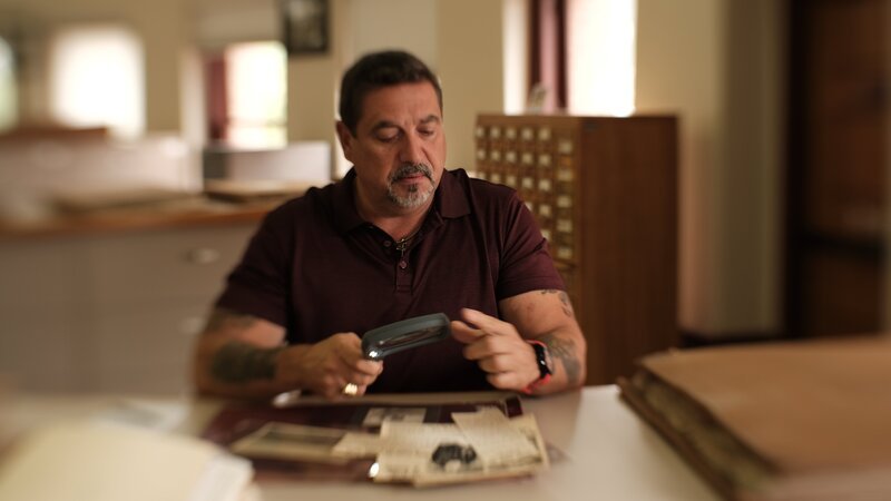 Steve DiSchiavi looks over articles for an investigation in Graham, WA as seen on Travel Channel’s The Dead Files. – Bild: Travel Channel US/​TOTH/​TOTH