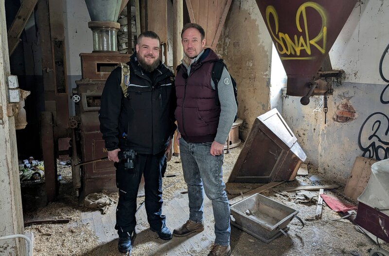Tobias Kämmerer (re.) mit Michael in einer alten Mühle. – Bild: HR