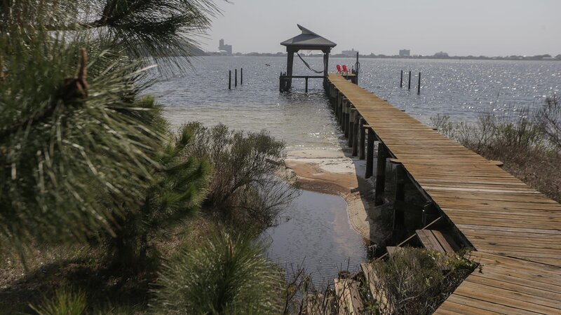 The Soundview House has a large boat dock, as seen on HGTV’s Beach Hunters. – Bild: WSP 6D DS3 /​ © 2017, Scripps Networks, LLC. All Rights Reserved.