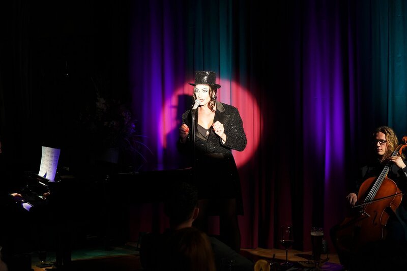 Sänger Anton (Vladimir Burlakov) tritt als „Isabella“ auf. – Bild: Hans-Joachim Pfeiffer /​ ARD/​Degeto /​ Merfee Film