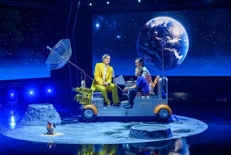 v.l.n.r. Maus-Experte Ralph Caspers mit Gastgeber Florian Silbereisen und Fragenkind Johannes, zwölf Jahre alt, der wissen möchte: „Was würde die Erde ohne den Mond machen?“ – Bild: WDR/​Thomas von der Heiden