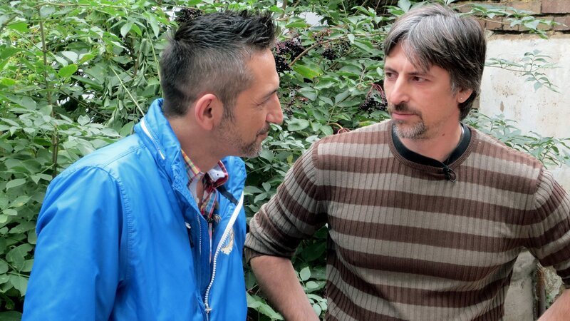 Nach dem Tod seiner Eltern erbt Peter (45) deren Haus samt Hof und einer 400 Quadratmeter großen Scheune. Nun muß Trödelprofi Mauro Corradino (li.) helfen.. – Bild: RTL II