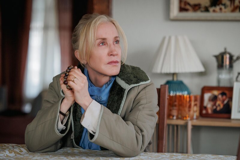 Rena (Felicity Huffman) – Bild: RTL /​ A&E Television Networks, LLC /​ Allister Foster /​ Die ganze Wahrheit