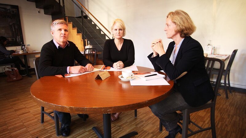 Für ein junges Paar wird der Traum von Europa Wirklichkeit, als sie einem Jobangebot in Groningen in den Niederlanden folgen. Da beide gerne Fahrrad fahren, ist die Stadt genau das richtige. Jetzt müssen sie sich nur noch entscheiden, ob sie eine Wohnung in der Stadt oder auf dem Land bevorzugen. Und dann wäre da auch noch das Budget. – Bild: HGTV