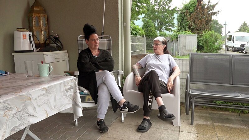 Beate bespricht mit Freundin Ela (li.) die Situation; Beate bespricht mit Freundin Ela (li.) die Situation – Bild: RTLZWEI