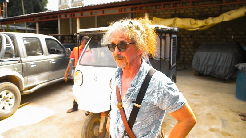Heino Dahmen in front of his custom-built Solar Tuk Tuk in the Speedshop (his car workshop) – Bild: Warner Bros. Discovery, Inc. or its subsidiaries and affiliates. All rights reserved.