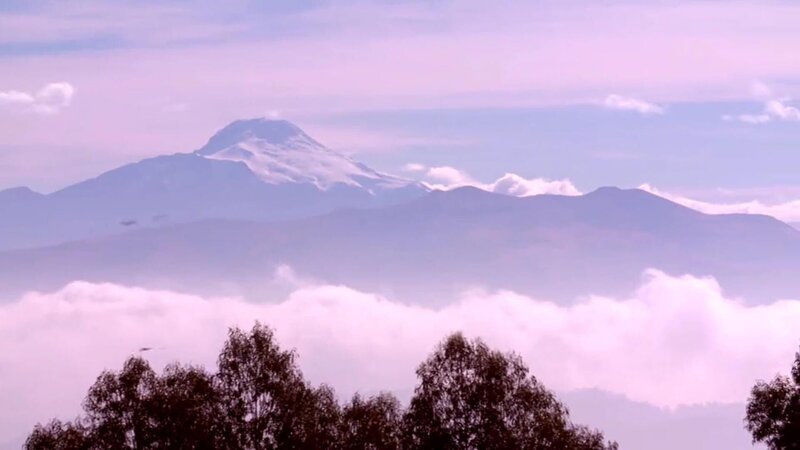 Bei einer Reise durch Ecuador beschließt ein Buchhalter aus Kalifornien, aus seiner Tretmühle auszubrechen und nach Quito zu ziehen. Er will sich in der Nähe der Anden und der Galapagos Inseln niederlassen und jede Menge Abenteuer erleben – und das möglichst schnell. Doch zunächst muss er ein geeignetes Domizil finden: Er hat einen Immobilienmakler mit der Haussuche beauftragt, und der tourt nun durch die aufregende südamerikanische Metropole, um für seinen anspruchsvollen Klienten etwas Passendes aufzutreiben. – Bild: Tanja Bachetzky /​ HGTV