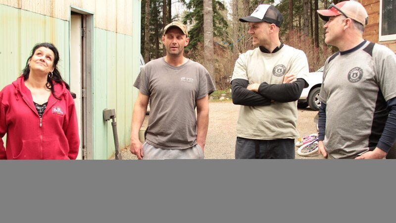 Shaun Sears and Tom Otto stand next to Gala and Tim Willing as they stare up at rogue kitty, Tigger. – Bild: Discovery Communications, Inc.