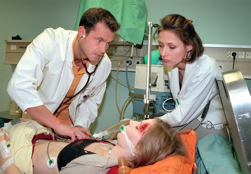 Paula Engel in der Notaufnahme – die Ärzte Maia Dietz (Ina Rudolph, re.) und Achim Kreutzer (Joachim Kretzer) untersuchen die Patientin. – Bild: MDR/​Laue