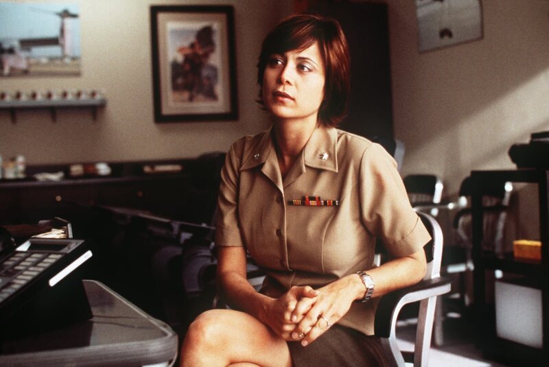 Bei einer Vorführung einer neuartigen Kombination aus Flugzeug und Helikopter kam es zu einer Panne. Trotzdem verteidigt Mac (Catherine Bell) das „Osprey“-Projekt vor dem Untersuchungsausschuss und steht dabei anfangs auf verlorenem Posten. – Bild: AUS9 /​ Austria9