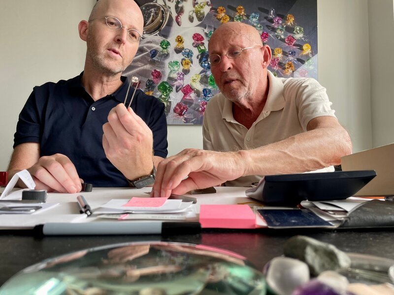 Arthur und Stefan Langerman in ihrem Diamant-Handel  – Bild: Andrea Oster_Autentic GmbH