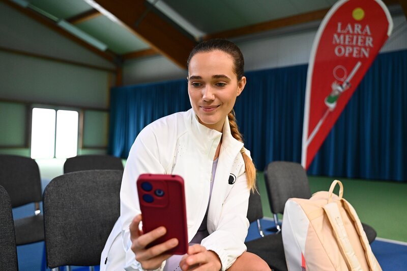 Joana (Josephine Martz) ist froh, dass Deniz sie vor ihrem Spiel noch motiviert. – Bild: RTL /​ Julia Feldhagen