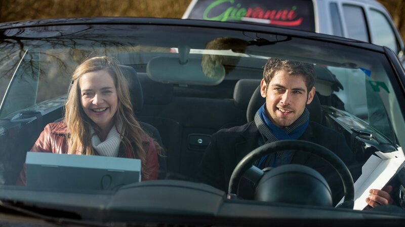Eva (Sarina Radomski, l.) und Niklas (Roy Peter Link, r.) genießen ihren Ausflug, trotz Motorschaden. – Bild: ARD/​Jens Ulrich Koch