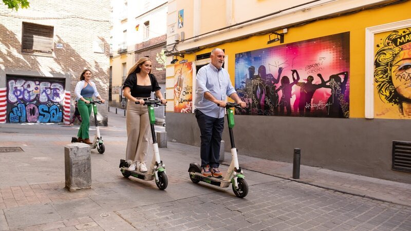 As seen on Discovery +, Jose Andres and his daughters Carlota (L) and Inés (C) ride a scooter at the Letras neighbourhood in Madrid. – Bild: Discovery, Inc. /​ Xaume Olleros