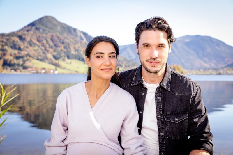 Bianca Marino (Rosetta Pedone, l.); Julian Gerlach (Alexander Milo, r.) – Bild: Joyn /​ Nadine Rupp