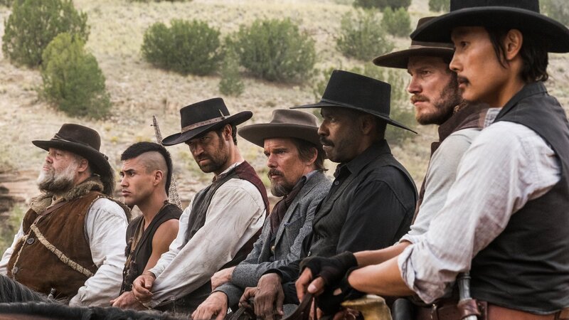 Die glorreichen Sieben – Ein glorreicher Haufen, v.li.: Vincent D’Onofrio als Jack Horne, Martin Sensmeier als Red Harvest, Manuel Garcia-Rulfo als Vasquez, Ethan Hawke als Goodnight Robicheaux, Denzel Washington als Chisolm, Chris Pratt als Josh Faraday, Byung-Hun Lee als Billy Rocks – Bild: SRF/​Metro-Goldwyn-Mayer Studios Inc.