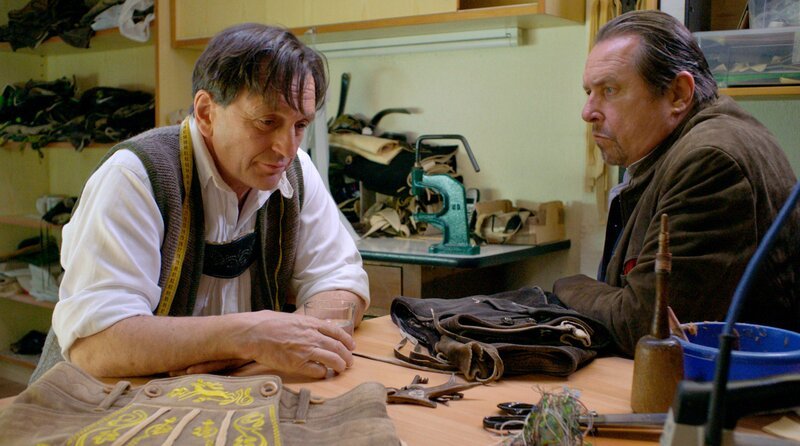 Beissl (Andreas Giebel, r.) befragt Matthias Haller (Peter Weiß, l.), den Lebensgefährten und Geschäftspartner der Ermordeten. – Bild: ARD/​Lucky Bird Pictures/​Savoy Film Productions