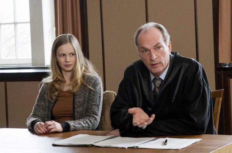 Milena Rönert (Emilia Bernsdorf, l.); Markus Gellert (Herbert Knaup, r.) – Bild: PLURIMEDIA (ARD /​ Georges Pauly)