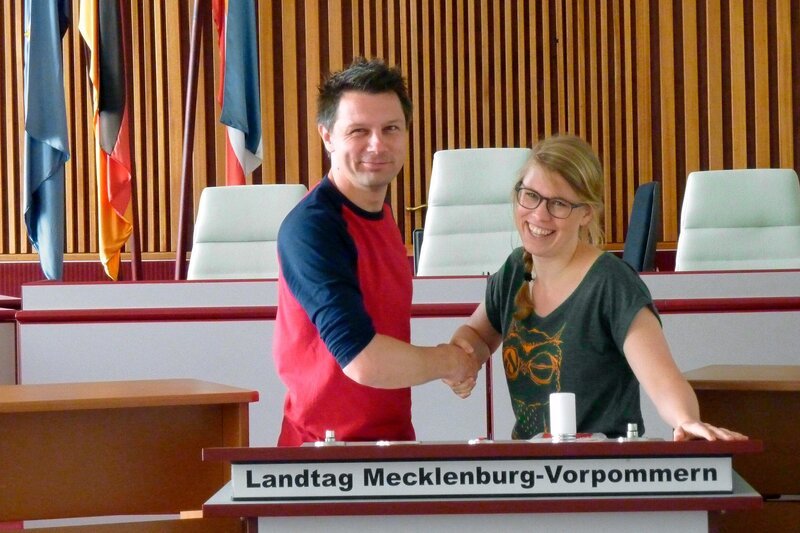 Die Reporter Esther Brandt (rechts) und André Gatzke (links) erkunden Mecklenburg-Vorpommern, darunter den Landtag in Schwerin. – Bild: WDR/​tvision