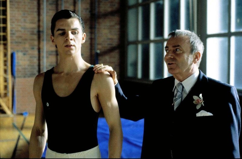 Bronner (Michael Tietz, r.) verfolgt Wolkows (Felix Klare, l.) Darbietung mit großem Interesse. – Bild: Sat.1 emotions