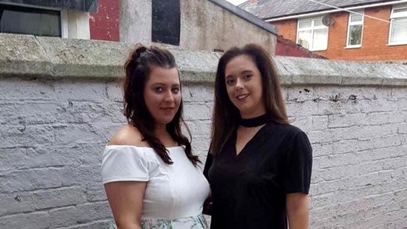 Evie Adams (r.) with a friend. – Bild: RTL