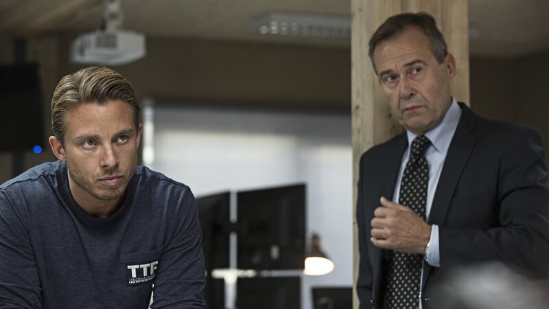 Philip (Johannes Lassen, l.) berät sich mit seinem Chef Hans (Flemming Enevold, r.), der den dänischen Verfassungsschutz leitet. – Bild: ZDF/​Christian Geisnæs