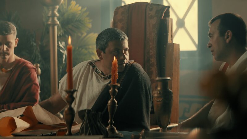 Nachstellung: Der neue Kaiser Domitian mit seinen Beratern. – Bild: Dash Pictures