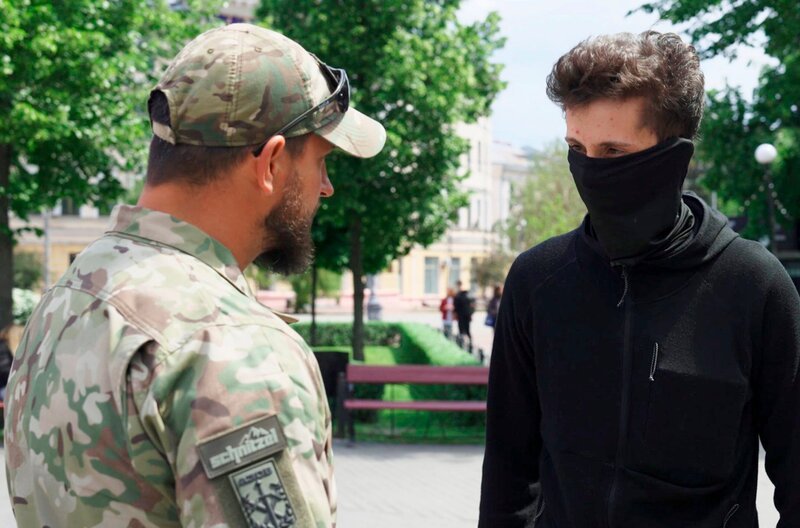 Noah will Drohnenpilot bei der Eliteeinheit Azov International werden. – Bild: HR/​Radio Bremen