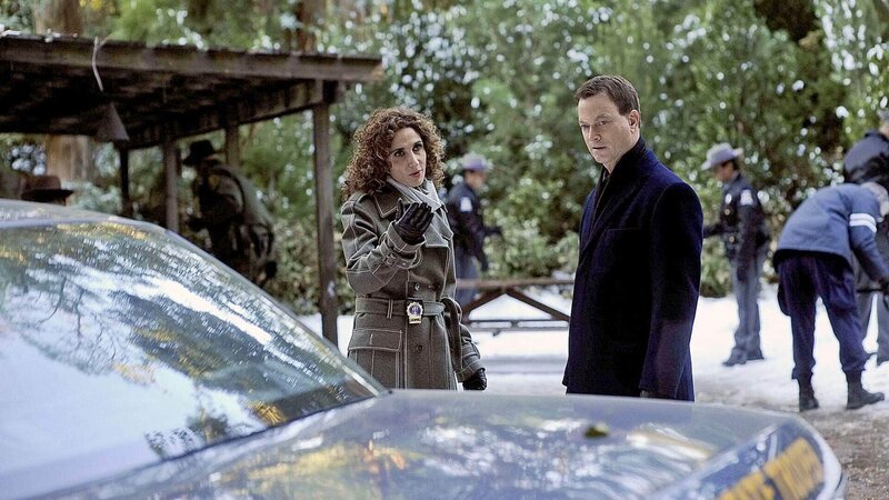 Eine junges Mädchen wurde auf brutale Weise erstochen. Die Detectives Bonasera (Melina Kanakaredes) und Taylor (Gary Sinise) untersuchen den Tatort. – Bild: TVNOW /​ CBS