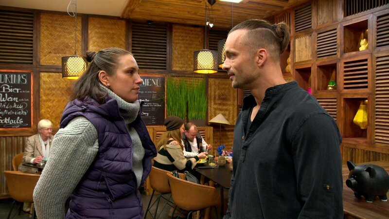 Milla wünscht sich nichts mehr als einen Neuanfang. Doch als sie Olivia begegnet, steht ihre Vergangenheit plötzlich wieder vor ihr. Verunsichert sucht sie Rat bei Mike. – Bild: RTLZWEI