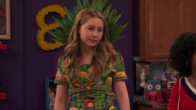 L-R: Piper Hart (Ella Anderson), Charlotte Page (Riele Downs) – Bild: ViacomCBS