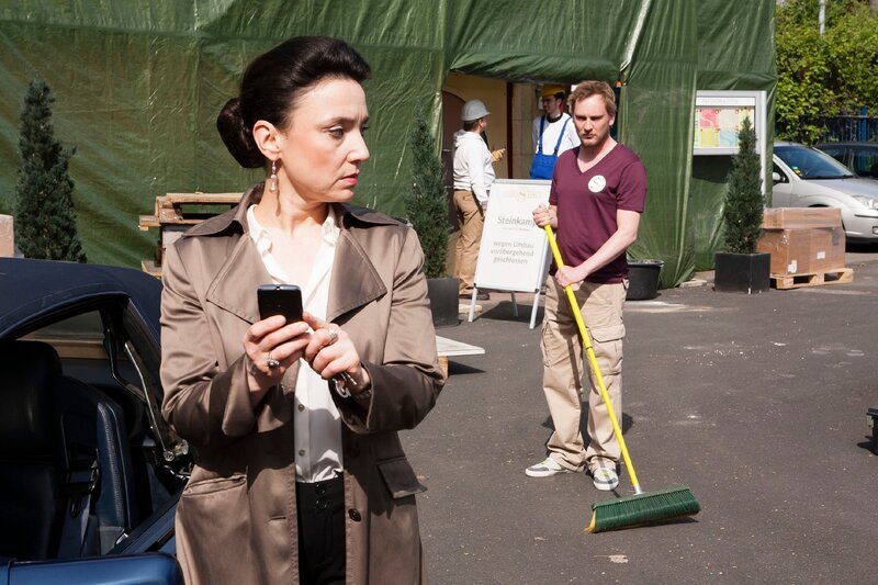 Simone (Tatjana Clasing) wird von Velten (Christian Blümel) erpresst … – Bild: MG RTL D