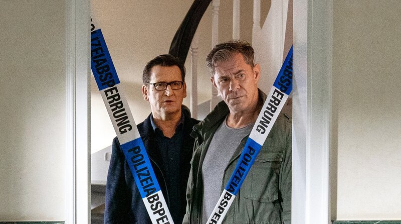 Die Kommissare Finn Kiesewetter (Sven Martinek, r.) und Lars Englen (Ingo Naujoks, l.) ermitteln im Fall des erschossenen Mesut Yilmaz. – Bild: ARD/​Marion von der Mehden