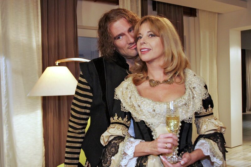 Nach anfänglicher Unsicherheit findet Laura (Olivia Pascal, r.) wieder Trost in Johannes’ (Dieter Bach, l.) Armen. – Bild: SAT.1 /​ Noreen Flynn