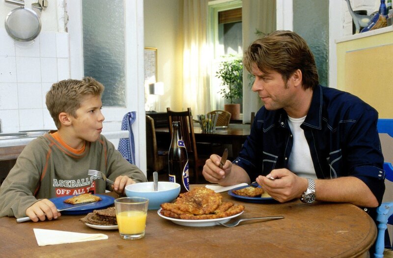 Florian (Tim Grindau, l.) hat eine Überraschung für Jupp (Uwe Fellensiek, r.). – Bild: SAT.1 /​ Guido Engels