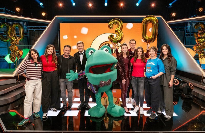 Moderationsteam: Laura Knöll & Johannes Zenglein, v.l.n.r.: Muschda Sherzada, Amelie Stiefvatter, Dennis Willms, Johannes Zenglein, Günter Kastenfrosch, Laura Knöll, Malte Arkona, Pamela Großer, Katharina Gast, Jess Schöne. – Bild: SWR/​Patricia Neligan