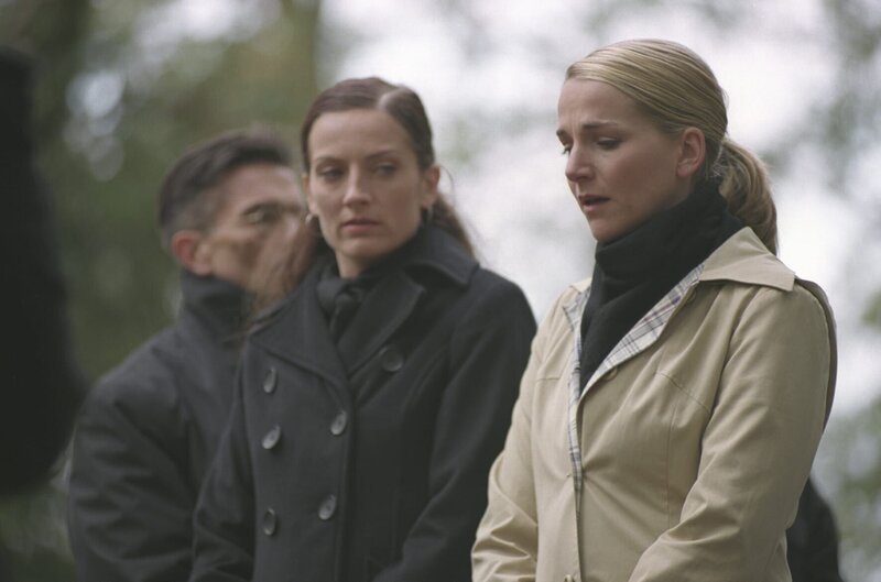 Bianca (Tanja Wedhorn, re.) steht erschüttert vor dem Grab ihrer Großmutter und weiß, dass auch ihre Cousine Kathy (Nicola Ransom) ihr keinen Trost spenden kann. – Bild: ZDF und Britta Krehl