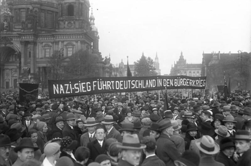 Die SPD demonstriert für die Republik und gegen Hitlers Kurs. Wenige Wochen später wird die Partei verboten. – Bild: ZDF und Bundesarchiv