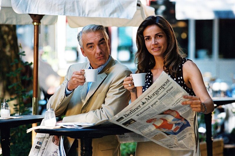 Tägliches Ritual: Felix (Christoph M. Ohrt, l.) und Sandra (Rebecca Immanuel, r.) treffen sich auf einen Cappuccino. – Bild: SAT.1 /​ Hardy Spitz Eigenproduktionsbild frei