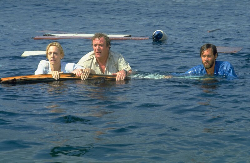Nach dem letzten Haiangriff treiben Ellen (Lorraine Gary, l.), Hoagie (Michael Caine, M.) und Jake (Lance Guest, r.) im Wasser. – Bild: OTCM